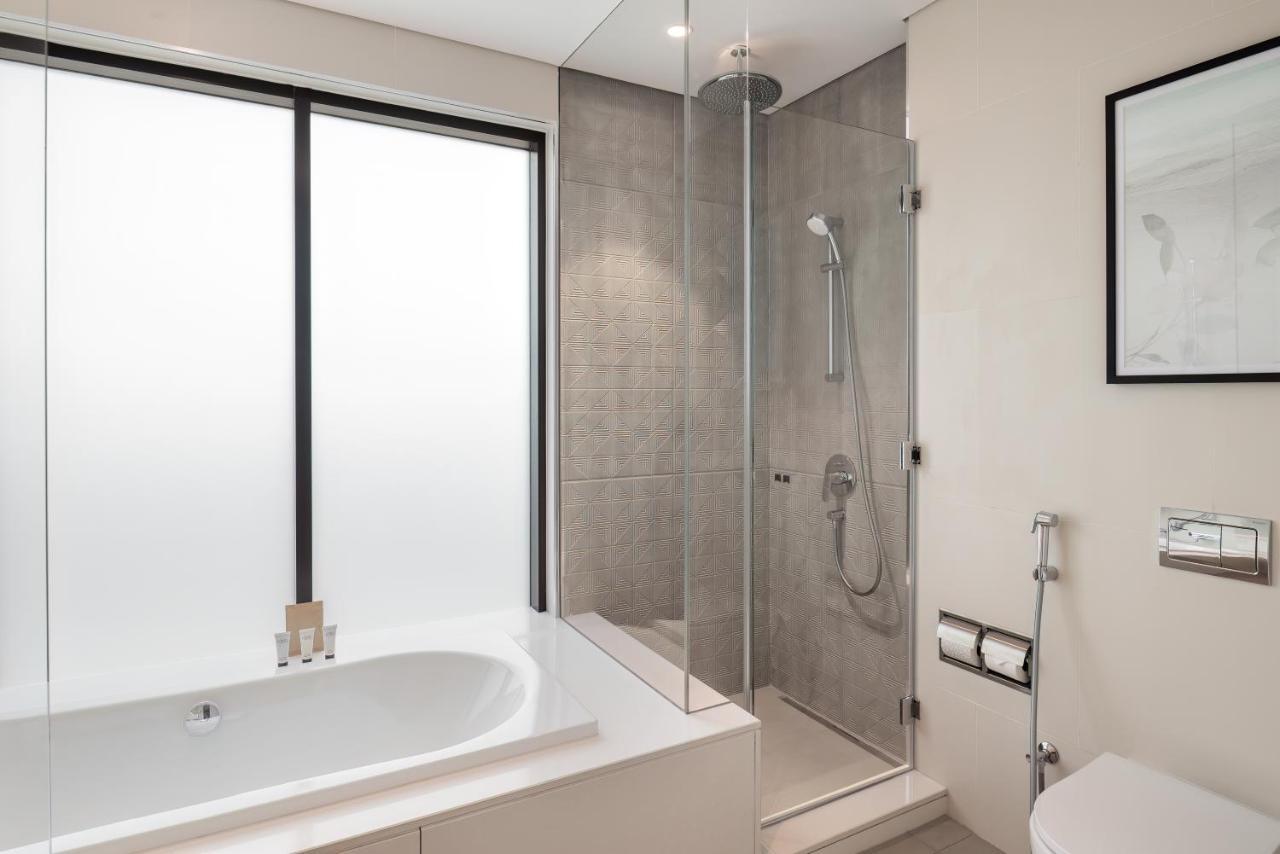 Palace Beach Resort ฟูไจราห์ ภายนอก รูปภาพ A shower enclosure