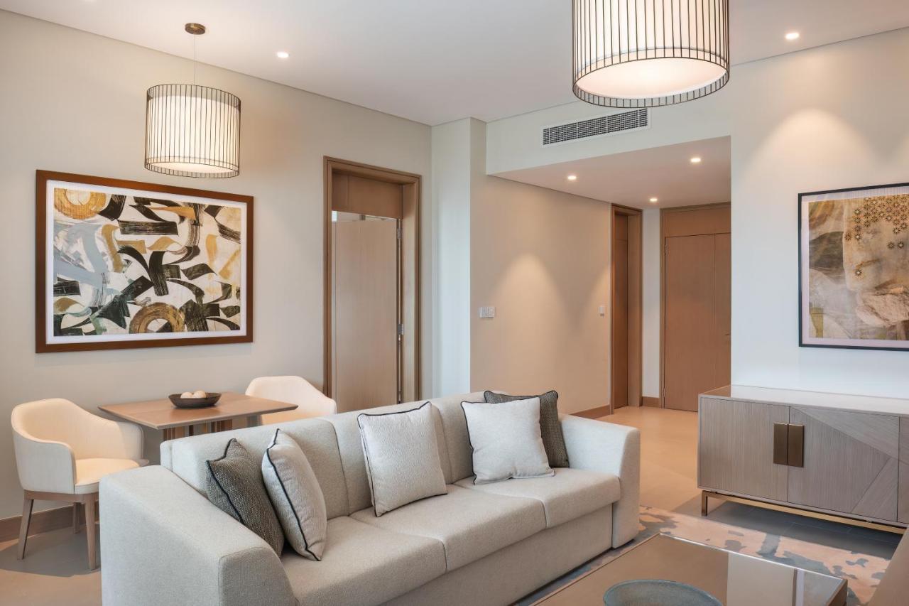 Palace Beach Resort ฟูไจราห์ ภายนอก รูปภาพ A living room at the Ritz-Carlton, DIFC
